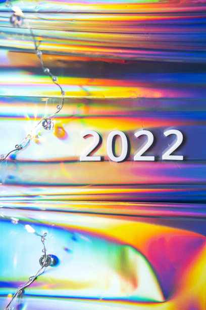 2022年新年数字上的新潮彩色霓虹灯全息背景具有偏振效应。图片下载