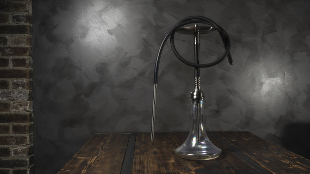 木桌上有玻璃碗的现代水烟管。灰色的背景墙。休息室的概念。图片下载