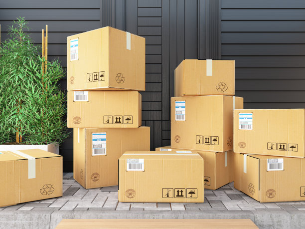 纸箱堆放在天井门口图片下载