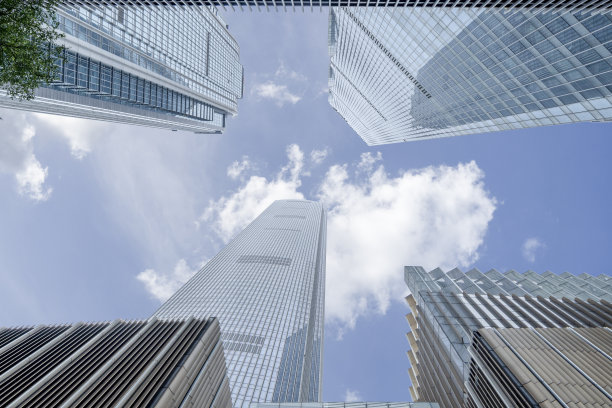 市中心蓝天白云下的摩天大楼图片下载