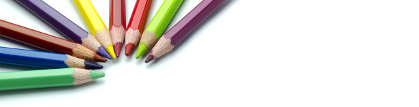彩色铅笔和放置在白色背景上的文本。教育理念和返校理念。前视图。图片下载