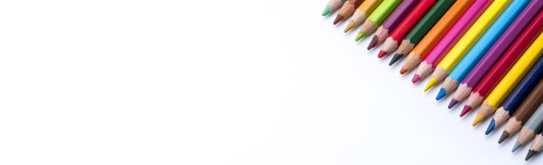 彩色铅笔和放置在白色背景上的文本。教育理念和返校理念。前视图。图片下载