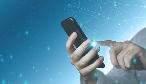 男人用智能手机连接全球网络图片下载