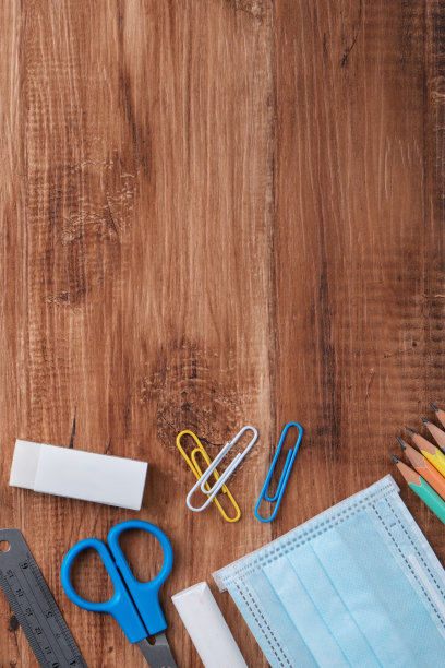 回到学校的设计理念与文具在木制桌子的背景。图片下载