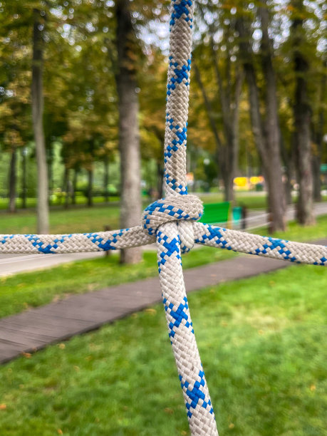 灰色和蓝色的绳结在公园的室外操场上。图片下载