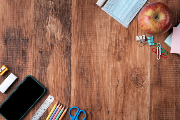 回到学校的设计理念与文具在木制桌子的背景。图片下载