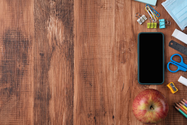 回到学校的设计理念与文具在木制桌子的背景。图片下载