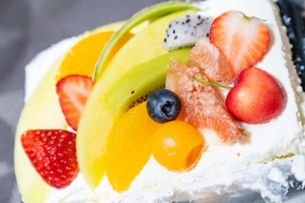 一张有很多水果的美味水果蛋糕的照片图片下载