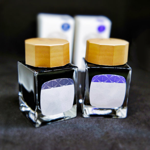 深蓝色和紫色墨水图片下载