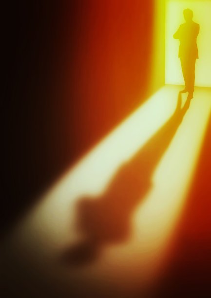 一个商人站在一扇开着灯的门前的插图图片下载