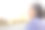一位沉思的老妇人向一旁看了看。在概要文件。头发花白的祖母。图片下载