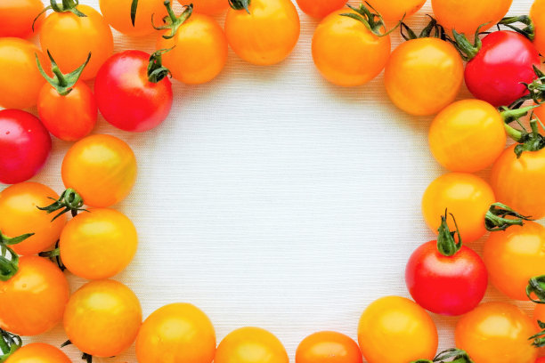 圆形背景由生的红色和黄色的樱桃番茄制成图片下载