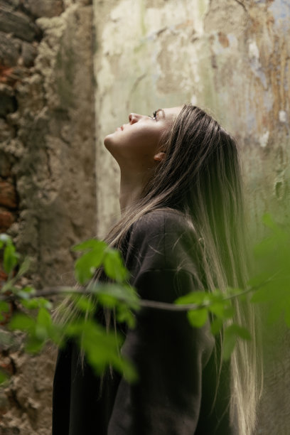 美丽的年轻女子抬头仰望图片下载