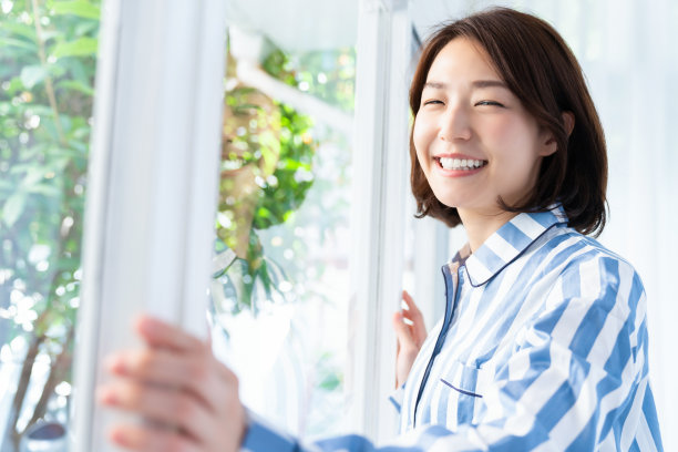 穿着睡衣的亚洲女人图片下载