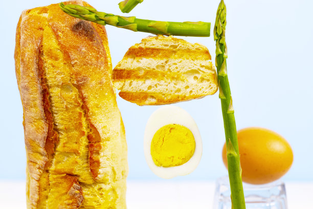新鲜烤面包，芦笋和鸡蛋。早餐的组成。平衡浮动的食物。悬浮平衡的食物。垂直的照片。图片下载