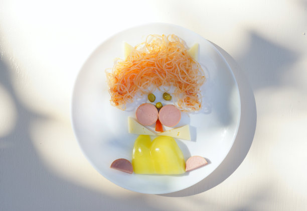 给孩子的有趣的菜。意大利面条加香肠和蔬菜。食物的艺术图片下载