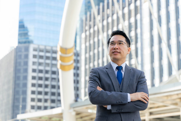 人像亚洲商务人士商务区，资深有远见的高管领袖，有商业眼光-生活方式的商务人士理念图片下载