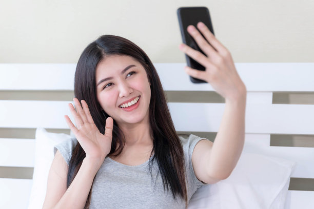 生活方式portrait美丽的亚洲女人与感觉幸福在成功使用智能手机拍照自己，背景与建筑在城市的城市图片下载