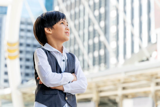 肖像亚洲男孩穿西装在商业区都市都市，生活方式小孩小孩人的概念图片下载