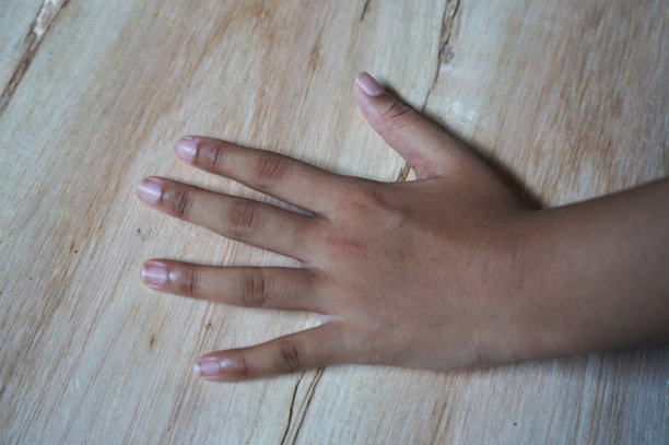 孩子的手在木头上图片下载