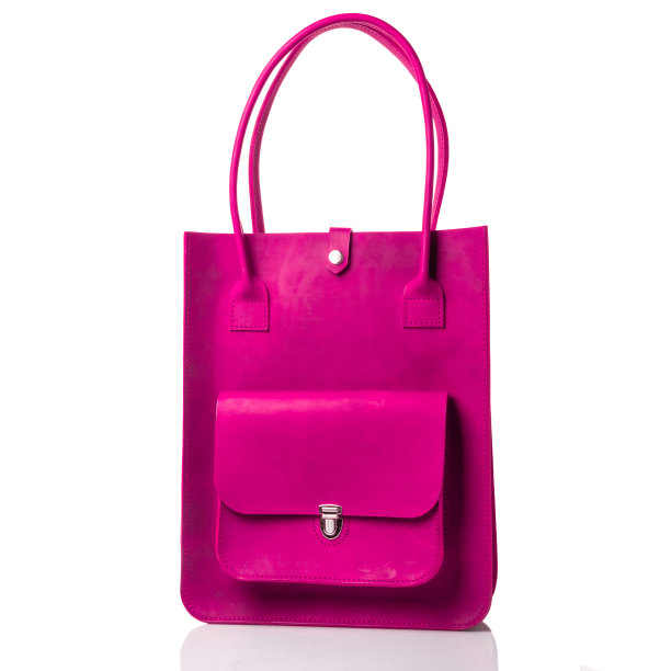 女士购物袋在紫红色的颜色。真皮，白色背景图片下载