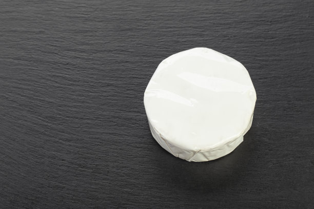 卡蒙贝尔奶酪在黑板上，用来上菜。图片下载