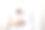 专业化妆刷与女性穿着白t恤的美丽概念图片下载