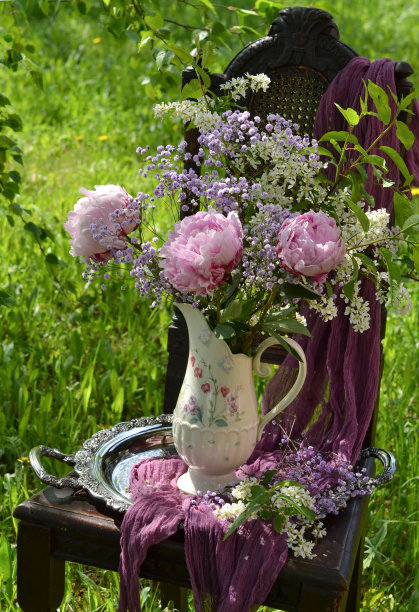 花园里的一幅美丽的图画——椅子上的一束花。图片下载