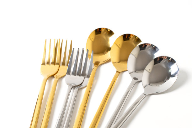 勺子和叉子放在白色背景上图片下载