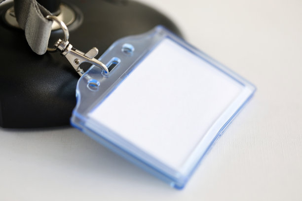 桌上有一个塑料徽章，一个空的徽章图片下载