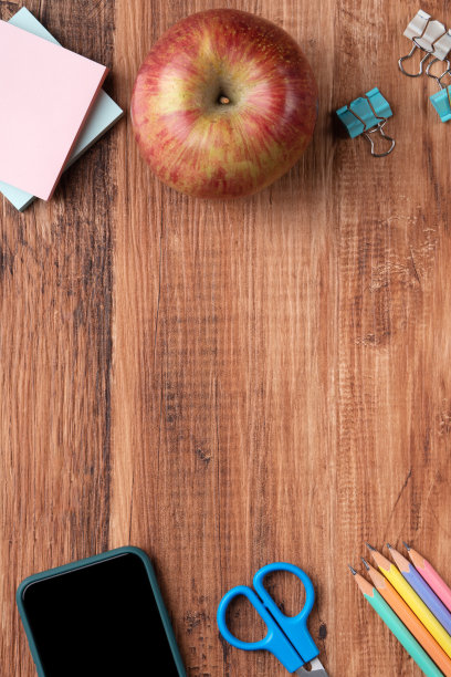 回到学校的设计理念与文具在木制桌子的背景。图片下载