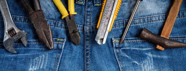俯视图设计概念劳动节与工作工具和牛仔裤。图片下载