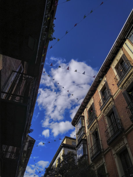 在马德里，节日的花环挂在建筑物上图片下载