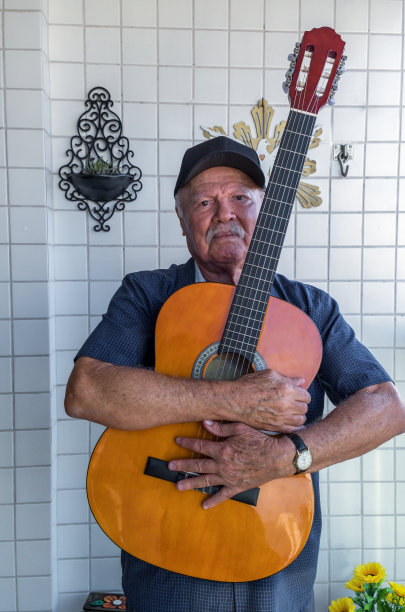 老男人在弹吉他图片下载