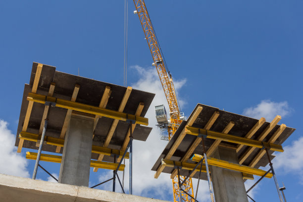 整体建筑模板。基于单片机技术的建筑施工。在建筑工地建造单块墙。图片下载