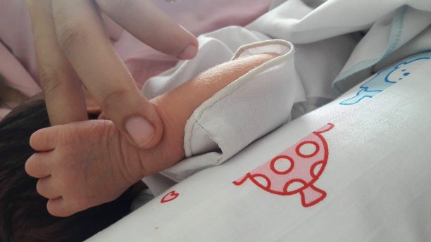 手和新生婴儿的照片图片下载