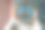 一个年轻人拿着镜子站在画室里图片下载