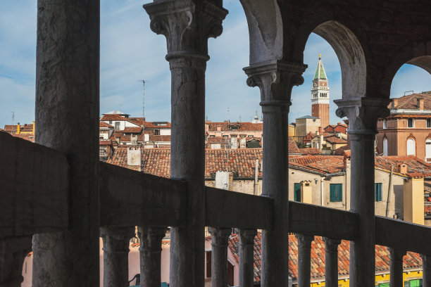 在意大利威尼斯，圣马可钟楼俯瞰着传统的威尼斯房屋图片下载