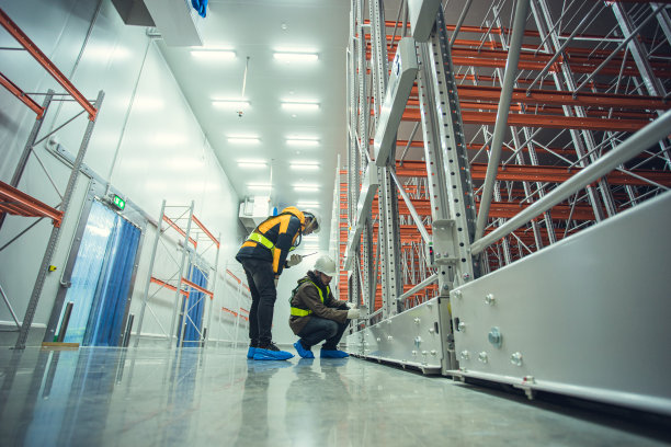 2名技术员检查冷库机器货架。图片下载