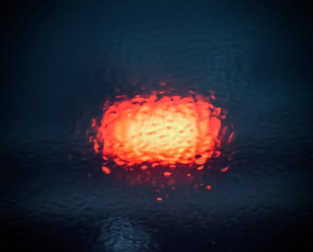 五颜六色的街灯反射在玻璃上图片下载