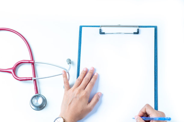 医生在医院的办公室里用一支笔写下疾病的症状。图片下载