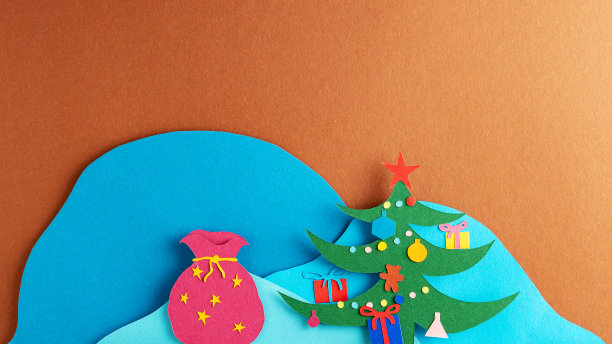 在雪山的背景上装饰的圣诞树图片下载