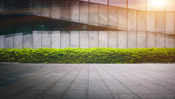 在晴朗的天空下，市中心的建筑在石头广场的后面图片下载