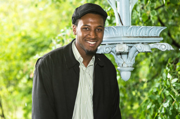 纽约雨天的户外，年轻黑人男子的肖像图片下载