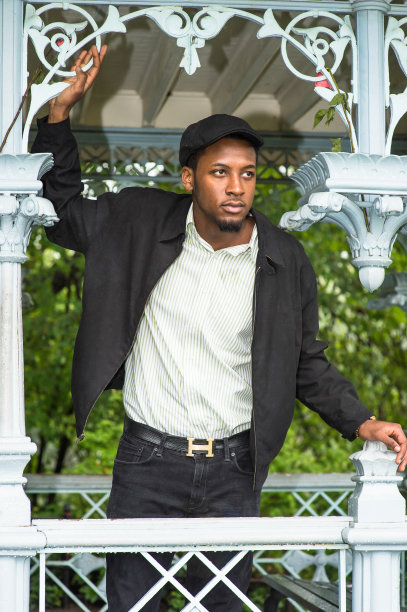 在纽约的雨天，年轻的黑人男子站在亭子里，期待着图片下载