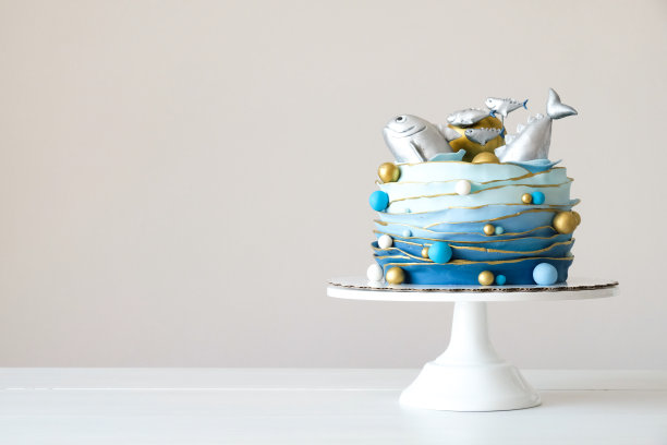 Сake装饰着白色背景上的海浪、银色的鱼和金色的球。图片下载