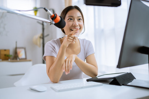 亚洲妇女在家给学生在线教学图片下载