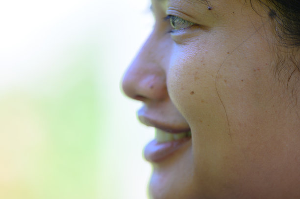 侧脸的亚洲女性没有化妆图片下载