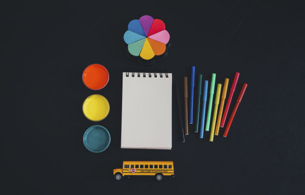 学校的美术用品是黑色的图片下载