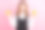 漂亮甜美的女学生穿着黑白制服，拿着两片橙片微笑着孤立的粉红色背景图片下载